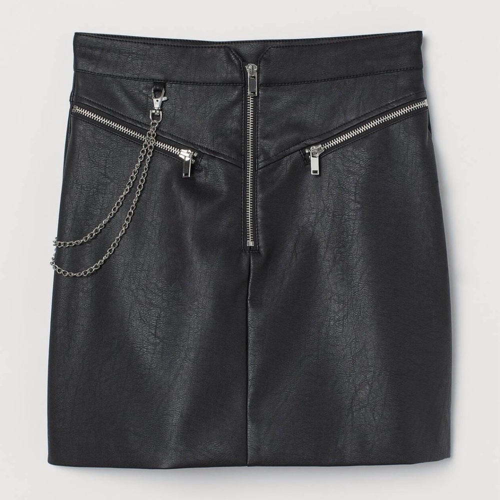 NWT SIZE 12 H&M vegan faux leather Black Zippered Skirt